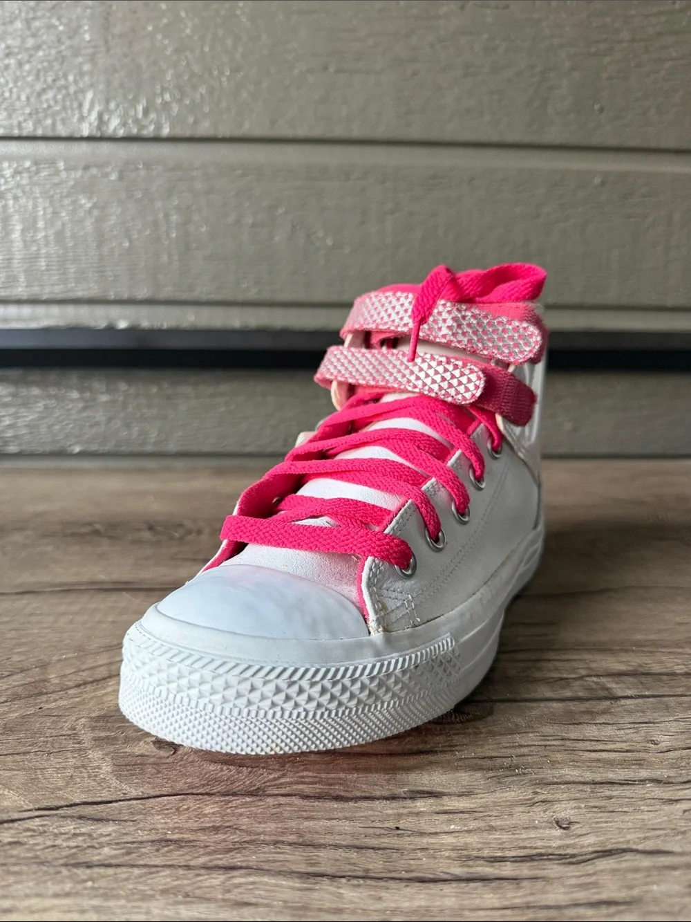 Converse kid’s White High-Top Sneakers with Hot Pink Laces and Straps size 5.5